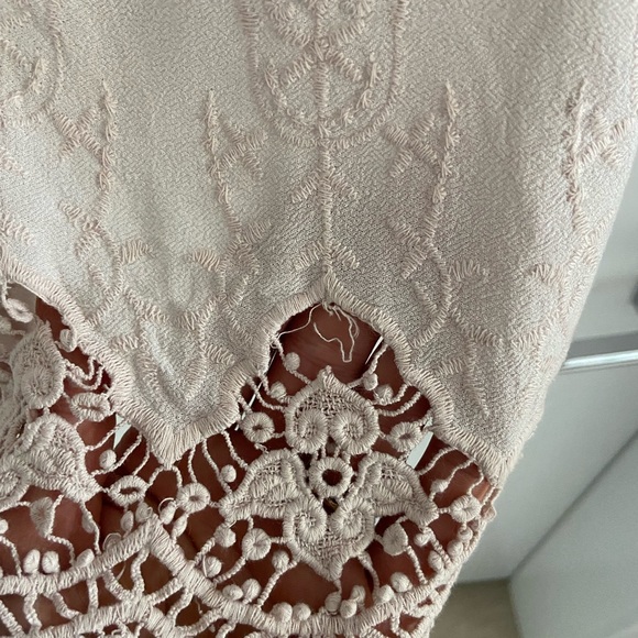 Feminine summer top. Size Medium. - Picture 2 of 5